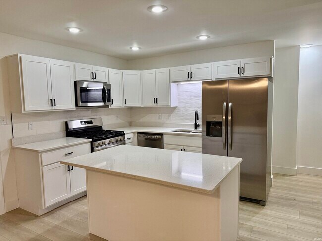 Photo - 404 S Hickory Dr