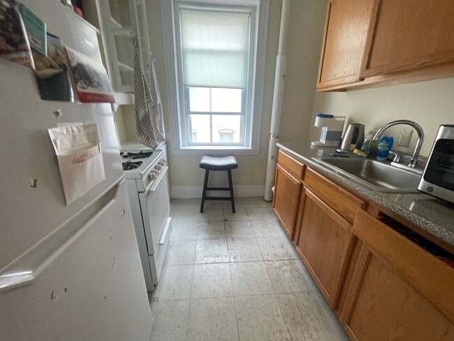 Photo - No Fee Split 2 Bed on Green Line Nice large even rooms HT HW Inc STUDENTS ok