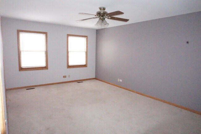 Building Photo - Rare find-3 Bedroom spacious corner unit with Den, 2.5 baths and 2 car garage