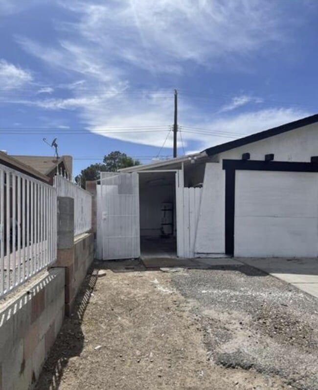 STUDIO NEAR AIRPORT, STRIP AND UNLV - STUDIO NEAR AIRPORT, STRIP AND UNLV House