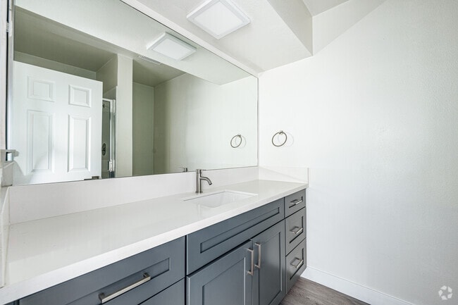 2BR, 2BA - 1030SF - Primary Bathroom