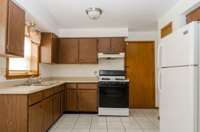 Photo - 14547 Chicago Road