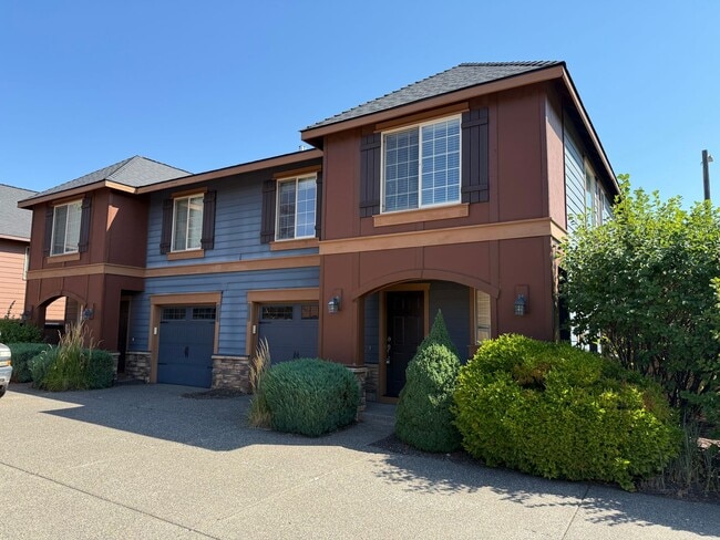 Building Photo - NW Bend 3 Bed/2.5 Bath Villa - Schaeffer D... Rental