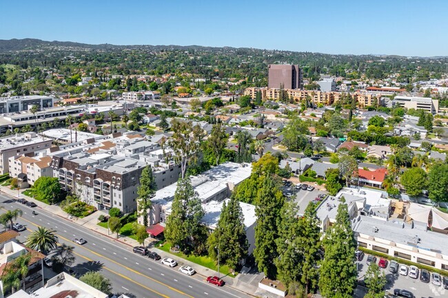 Building Photo - 5405 Lindley Avenue Rental