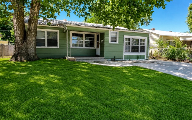 Building Photo - 2 Bedroom, 1 Bathroom Home with Spacious Family Room & Fenced Backyard