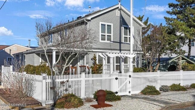 106 Surf Dr