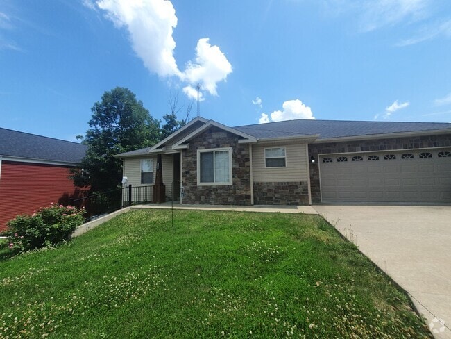 Building Photo - Fenced home close to FLW!