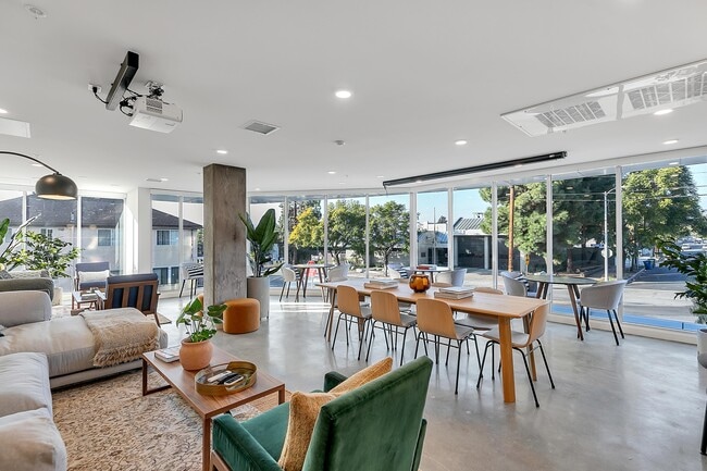 Photo - Solaire Oxford