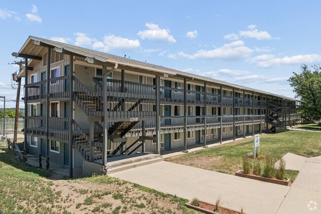 Vista alternativa del edificio - Bear Valley Village Apartments