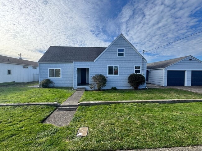 Building Photo - Large Home in Newport!