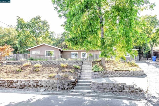 Photo - 1371 Juanita Dr House