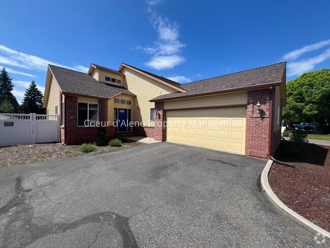 Building Photo - 2 bed, 2 bath townhouse near Avondale Golf...