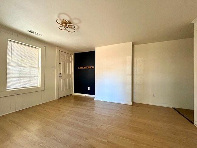 Photo - 532 E Iredell Ave Unidad A & B