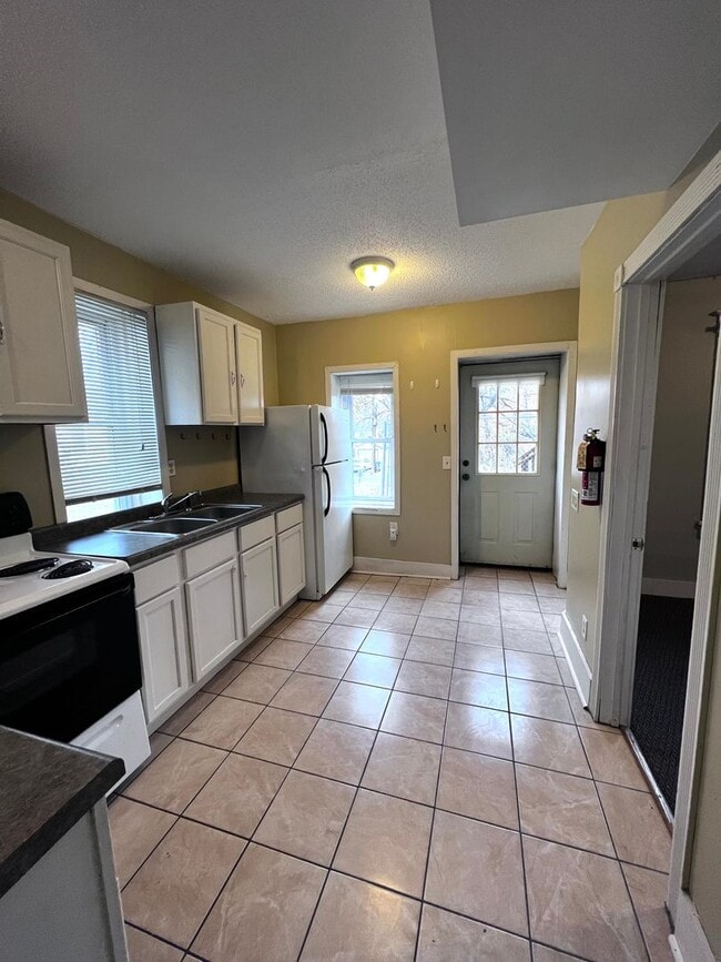 Photo - 924 E 6th St Unit 924 E 6th Street - #3 (Back)