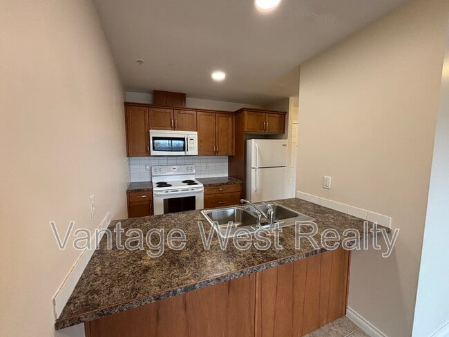 Building Photo - 598-598 Sutherland Ave