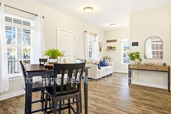 Photo - 913 Joyce St