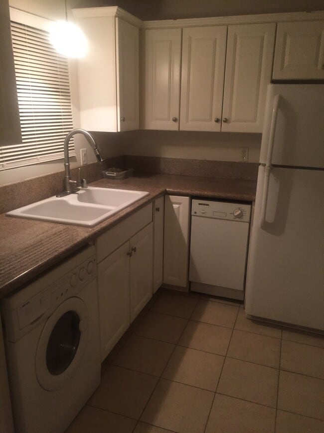 Building Photo - 1066 Gladys Ave Unit 3 Rental