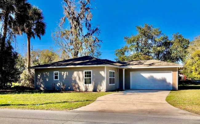 Building Photo - 627 NE Washington St