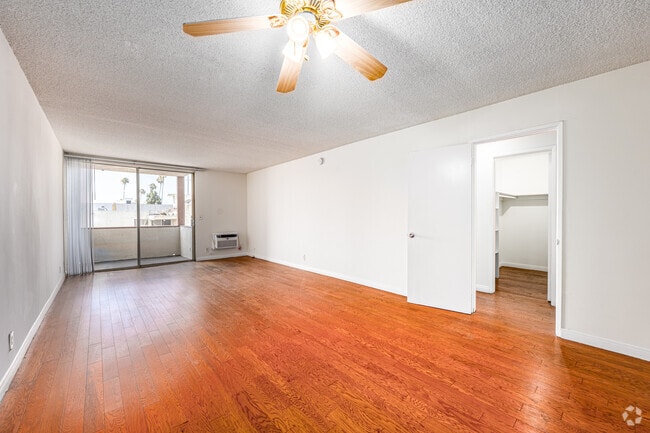 1BR, 1BA - 1,000SF - Living Room