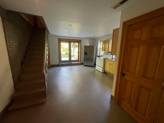 Vista desde el salón a la cocina - 127 Flint St Apartamentos Unidad B