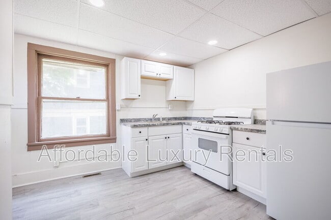 Building Photo - 3 Sumner Park Unit 6-Carriage House