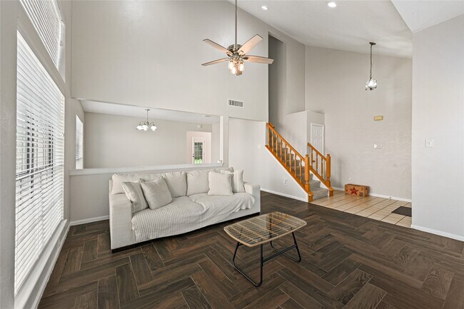 Photo - 1555 Hillside Elm St