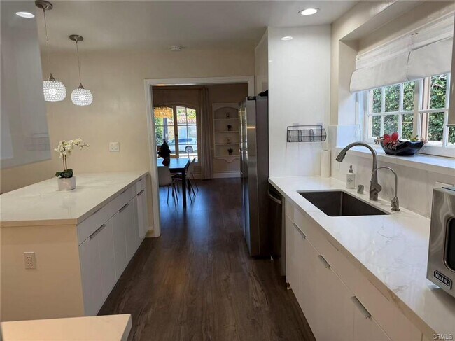 Photo - 113 N Doheny Dr