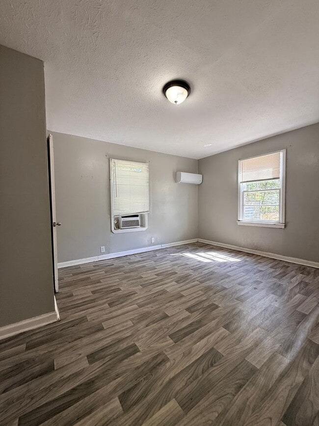 Photo - For Rent – 3 Bedroom / 1 Bathroom Home