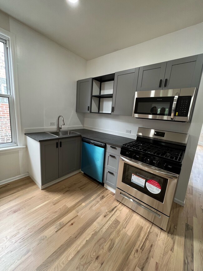 Kitchen - 2909 N Lawndale Ave Unidad 2