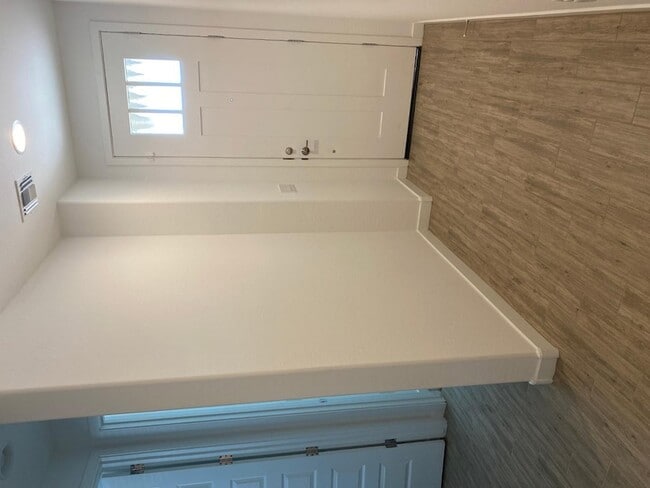 Photo - 130 E Elmwood Pl