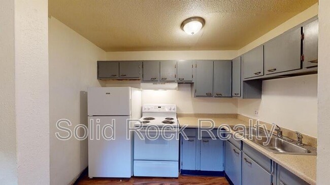 Building Photo - 1411 S Corona Ave Unit 5