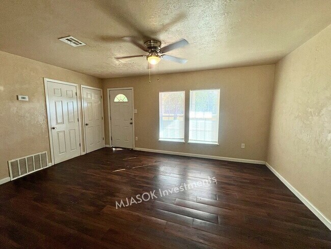 Remodeled 3 Bed / 1.5 Bath with Large Fenced Yard in Lawton