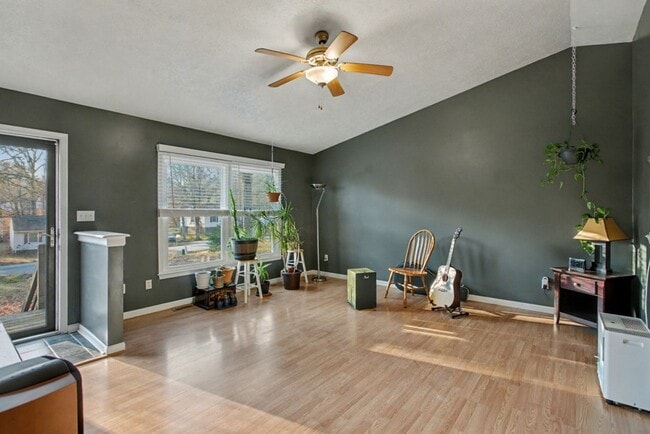 Photo - 4 bedrooms with 2 ensuites-close to shopping.