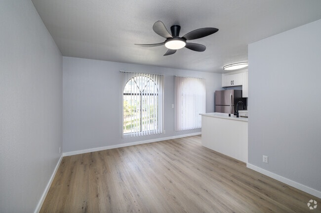 Seagrass - Sala de estar/comedor remodelada - Salt & Vine Oceanside Apartments