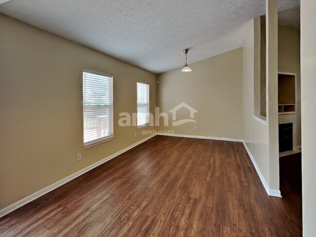 Photo - 1073 Williamsburg Way