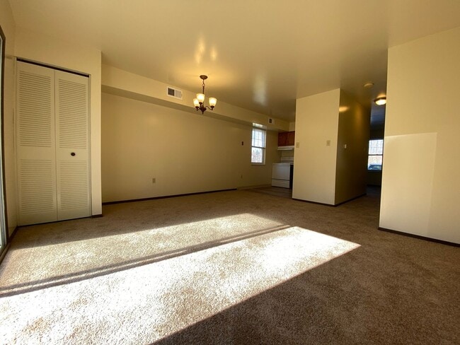 Photo - Check This Out! 3 BR Townhome with Washer & Dryer + Equipped Kitchen with Dishwasher! Call Today! Unidad 113