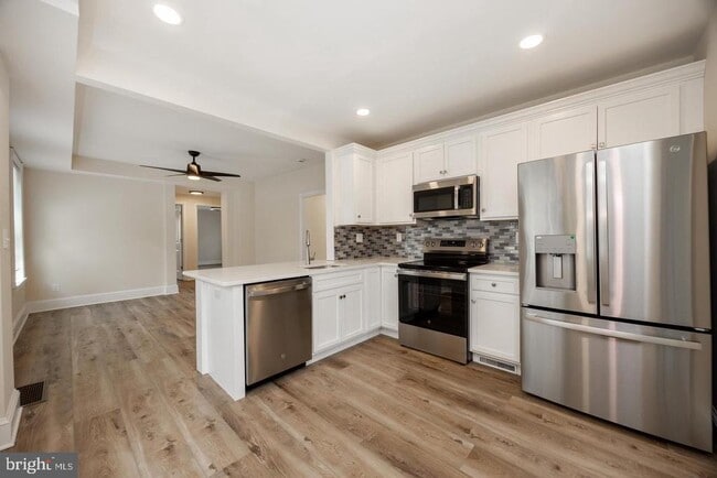 Photo - 325 W Barnard St