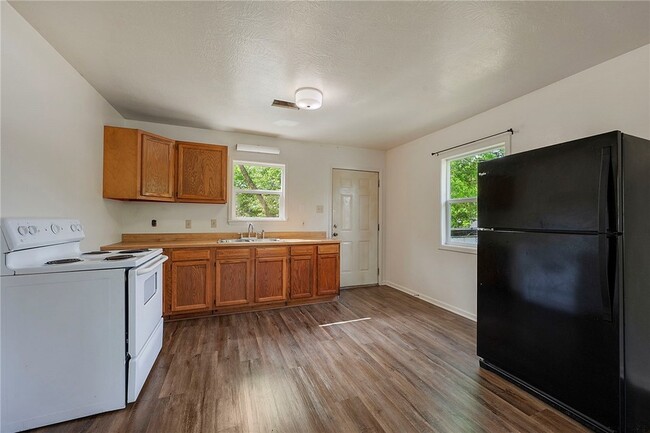 Photo - 400 Robertson St