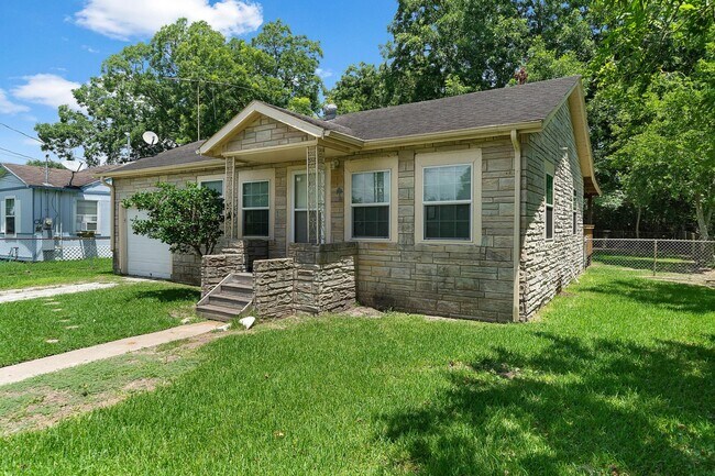 Photo - Lovely Brick 3 Bed/1 Bath Home w/ Large Covered Deck Back Porch w/ Fully-Fenced Yard