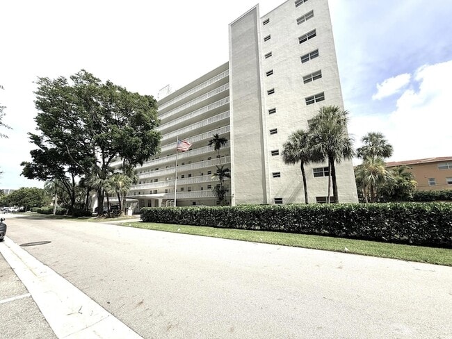 Building Photo - 2555 NE 11th St Unit 303