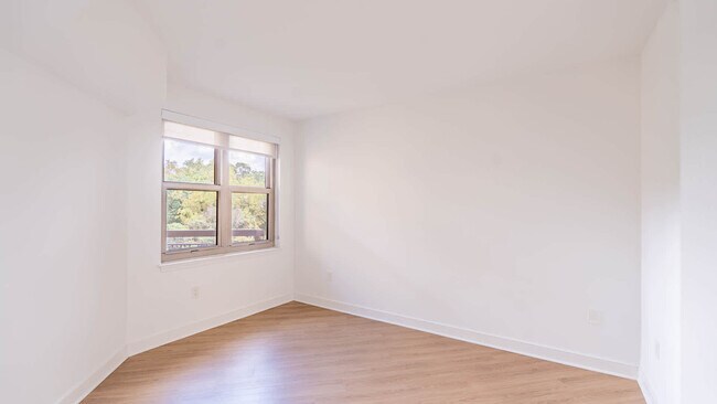 Dormitorio con suelo de superficie dura - Park Connecticut