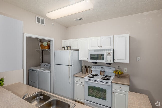 2BR, 2BA - 1,007SF - Kitchen