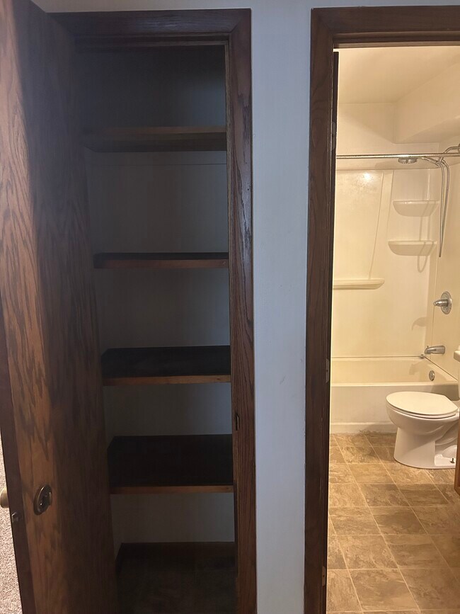 Armario - Lakeshore Apartments