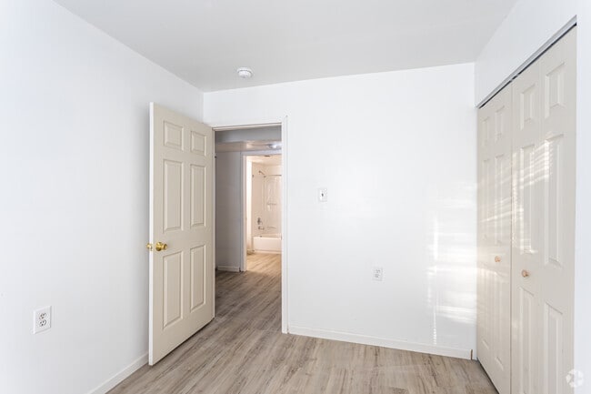 2BR, 1.5BA - 815 SF