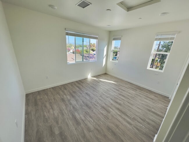 Photo - 4013-4021 Logan Ave