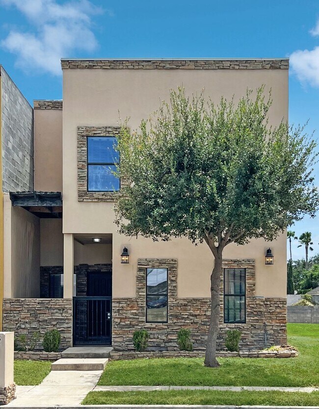 Building Photo - Beautiful 4B/2.5B Home in Mcallen