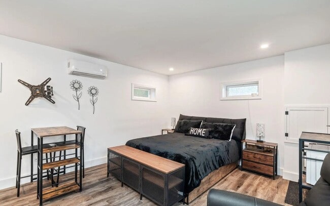 Photo - 1712 Cunningham Ln