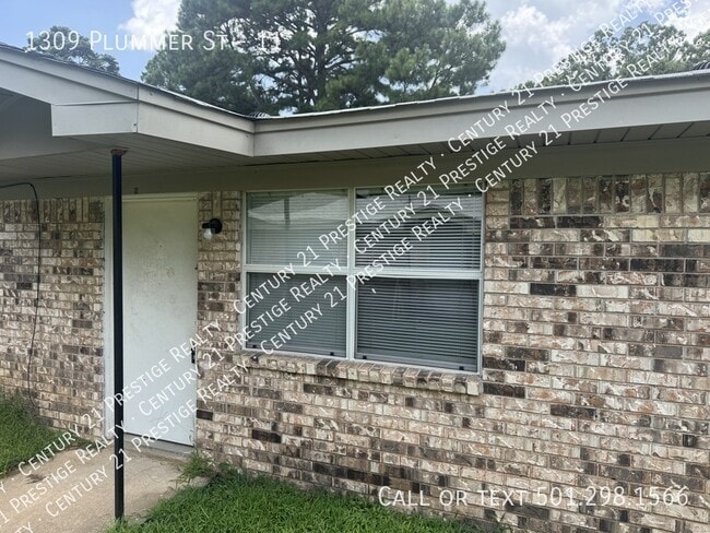 Building Photo - 1309 Plummer St Unit 11