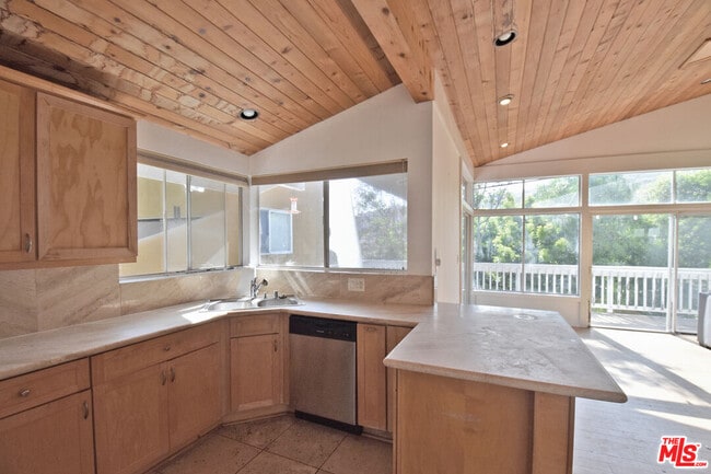 Photo - 2885 Searidge St