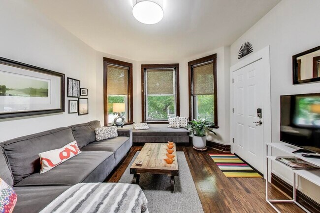 Photo - 2857 W Fletcher St